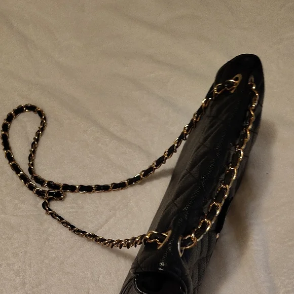 Attention Black Quilted Shoulder Bag with Gold Chain - Picture 4 of 4